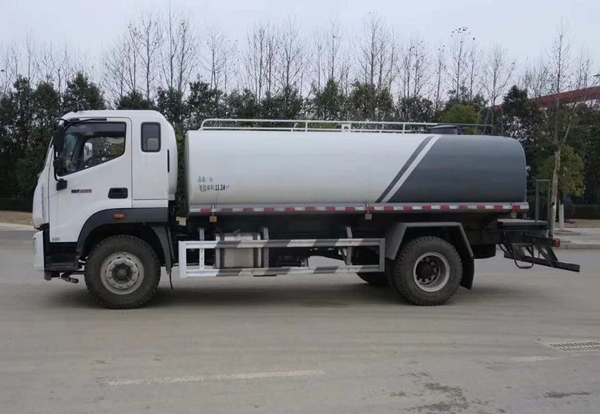 隨州灑水車(chē)廠(chǎng)家報(bào)價(jià)：程力專(zhuān)用汽車(chē)股份有限公司為您提供高品質(zhì)車(chē)輛
