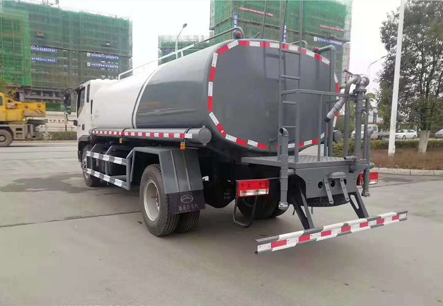 廊坊大型灑水車：博采眾長(zhǎng)  精益求精
