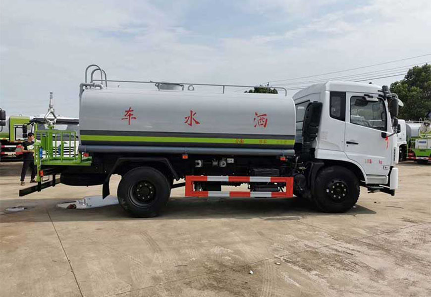 隨州全新型東風灑水車 程力專用汽車助力鄉(xiāng)村建設
