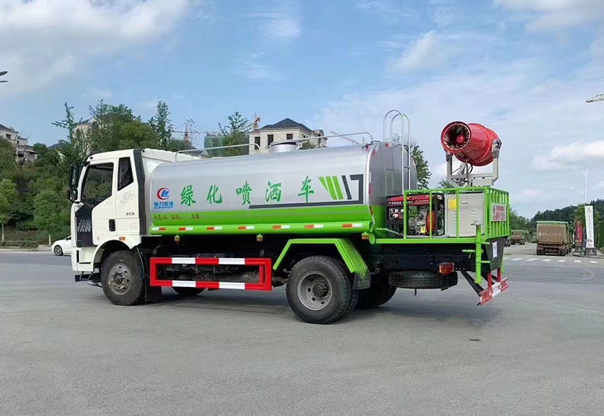江淮5方灑水車(chē)：高效綠色的道路清潔解決方案
