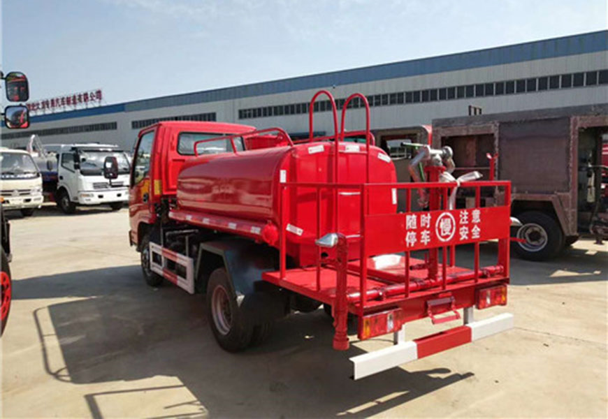 悠閑的夏日，炎熱的天氣總是讓人煩躁不安，但是程力專用汽車有一款神器——一汽解放12噸灑水車，可以帶來清爽的夏日，緩解炎熱的煩惱。
