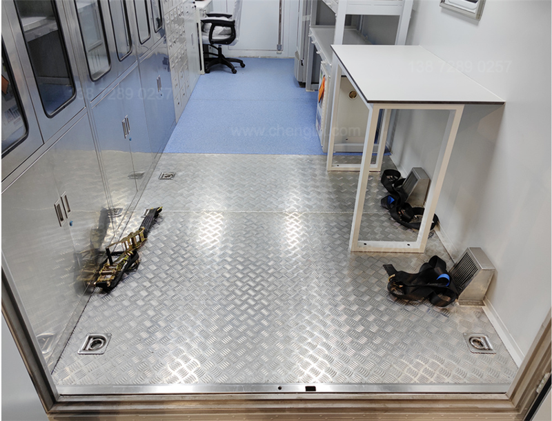 普通軍車變身野戰(zhàn)手術(shù)車
